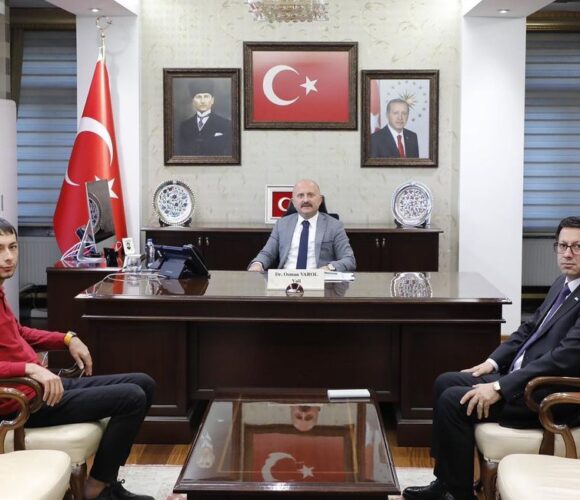 Vali VAROL, iş insanı ÇELİK ile görüşmesinde Doğubayazıt’ın ticari durumu hakkında istişarelerde bulundu.
