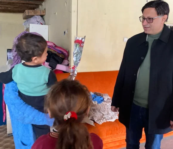 Narinkale Gazetesi Abdigör Mahallesinde Hasta ve Yaşlı aynı zamanda 4 çocuklu maddi imkansızlıklar içinde hayatlarını idame ettiren aileye Ak Parti 