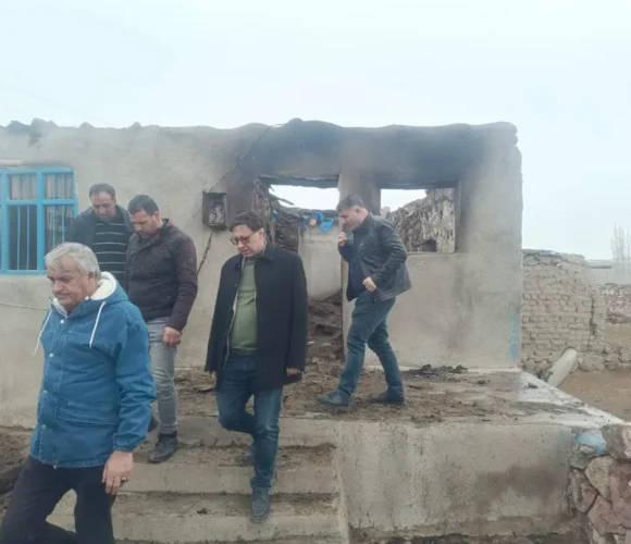 Aktuğlu köyünde çıkan yangın Doğubayazıt’a bağlı Aktuğlu köyünde çıkan yangında evi tahrip olan aileye Ak Parti Doğubayazıt Belediye Başkan Adayı 